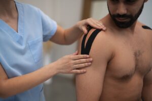 Bandagem no ombro: passo a passo da aplicação correta em casos de lesão